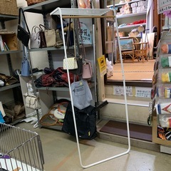 　ラダーハンガー　立て掛け式ハンガー　ホワイト　耐荷重約全体12kg バー1本あたり2kg サイドバー1本あたり1kg　壁に立て掛けるだけ　木目調のバーの画像