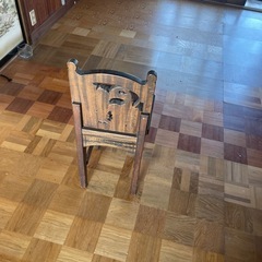 木彫り　椅子の画像