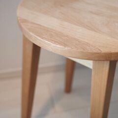 天然木アルダー材のスツールの画像