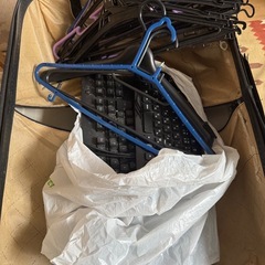 収納、ミラー、ハンガーラック、 ジャンクキーボード二つ、 壊れたスーツケースの画像