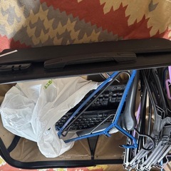 収納、ミラー、ハンガーラック、 ジャンクキーボード二つ、 壊れたスーツケースの画像