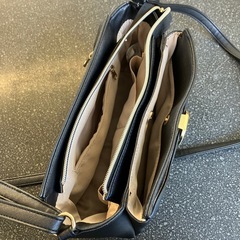 M2511-312 レザー風 ショルダーバッグ ブラック ゴールド金具 キズ汚れ有りの画像