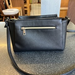 M2511-312 レザー風 ショルダーバッグ ブラック ゴールド金具 キズ汚れ有りの画像