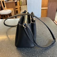 M2511-312 レザー風 ショルダーバッグ ブラック ゴールド金具 キズ汚れ有りの画像