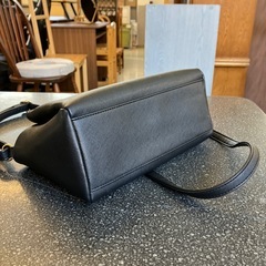 M2511-312 レザー風 ショルダーバッグ ブラック ゴールド金具 キズ汚れ有りの画像