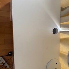 イケアのデスクとゲーミングチェアの画像