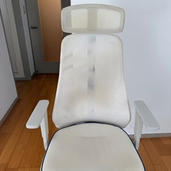 イケアのデスクとゲーミングチェアの画像