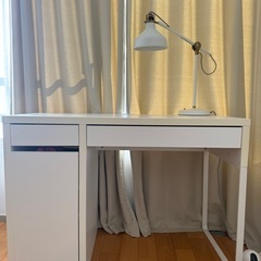 イケアのデスクとゲーミングチェアの画像