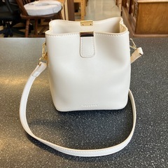 M2511-313 レザー風 ショルダーバッグ アイボリー ゴールド金具 キズ汚れ有りの画像