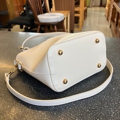 M2511-313 レザー風 ショルダーバッグ アイボリー ゴールド金具 キズ汚れ有りの画像
