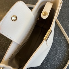 M2511-313 レザー風 ショルダーバッグ アイボリー ゴールド金具 キズ汚れ有りの画像