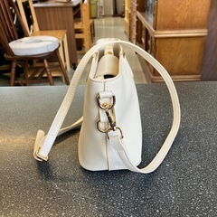 M2511-313 レザー風 ショルダーバッグ アイボリー ゴールド金具 キズ汚れ有りの画像