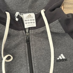 アディダス　キッズパーカーの画像