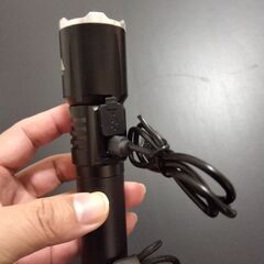 新品未使用(開封、確認のみ）懐中電灯 強力 TypeC急速充電 超高輝度フラッシュライト 小型 軽量 ズーム可能 LED懐中電灯 IPX6防水 多機能 5つのモード 3000lm 最大照射距離600m 磁石付き 電池残量表示 アルミ合金製 耐衝撃 防災 散歩 登山 夜釣り用 犬の散歩 アウトドア作業用の画像