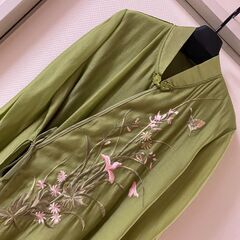 【新品】中国風　緑色刺繍入り　カシュクールロングワンピースの画像