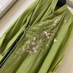 【新品】中国風　緑色刺繍入り　カシュクールロングワンピースの画像