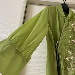 【新品】中国風　緑色刺繍入り　カシュクールロングワンピースの画像