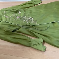 【新品】中国風　緑色刺繍入り　カシュクールロングワンピースの画像