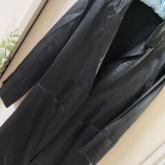 黒の光沢ロングコート テロンとした生地　サイズLくらいの画像