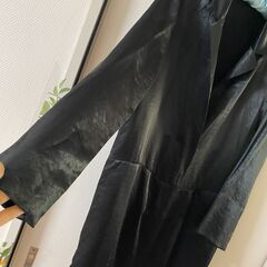 黒の光沢ロングコート テロンとした生地　サイズLくらいの画像