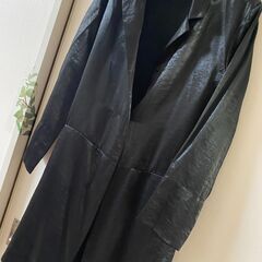黒の光沢ロングコート テロンとした生地　サイズLくらいの画像