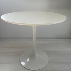 丸テーブル&チェアの画像