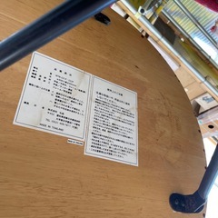 金属脚のコーヒーテーブルと椅子の画像