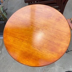 金属脚のコーヒーテーブルと椅子の画像