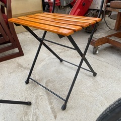 金属脚のコーヒーテーブルと椅子の画像