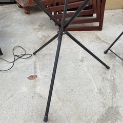 金属脚のコーヒーテーブルと椅子の画像