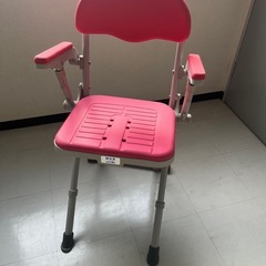 片手でひらいて、たたむができる折りたたみシャワーチェア　湯チェア２３の画像