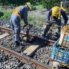 JR西日本大和路線、桜井線の線路の点検、補修工事（軌道工事作業スタッフ）の画像
