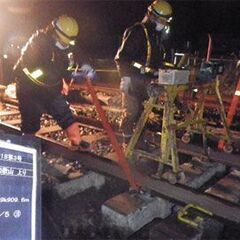 JR西日本大和路線、桜井線の線路の点検、補修工事（軌道工事作業スタッフ）の画像