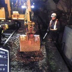 JR西日本大和路線、桜井線の線路の点検、補修工事（軌道工事作業スタッフ）の画像