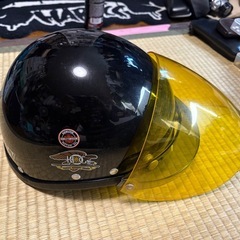 シールドと耳当ての付いたバカヘルの画像