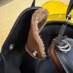 シールドと耳当ての付いたバカヘルの画像