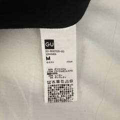 今年GUで買った基本的なmサイズの黒いパンツの画像
