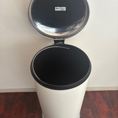IKEA 　ペダル式ゴミ箱の画像