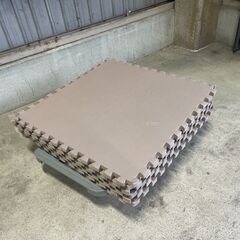 J7P2423 ジョイントマット 大判 13枚 60cm×60cm 厚さ2cm ブラウン ホワイト 防音 キズ防止 ベビーマット フロアマット 子供部屋 おしゃれ カーペット 現状の画像