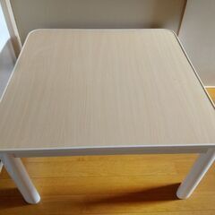 こたつテーブルと2人掛けソファの画像