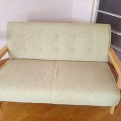 こたつテーブルと2人掛けソファの画像