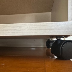 キャスター付きテレビ台、長さ70 cm、幅29 cm、高さ37 cmの画像