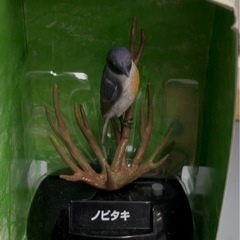 鳴くノビタキのフィギュアの画像