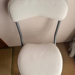 白い折り畳みチェアの画像