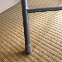 白い折り畳みチェアの画像