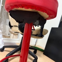 赤と黒のカウンターチェアの画像