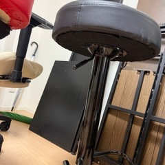 赤と黒のカウンターチェアの画像