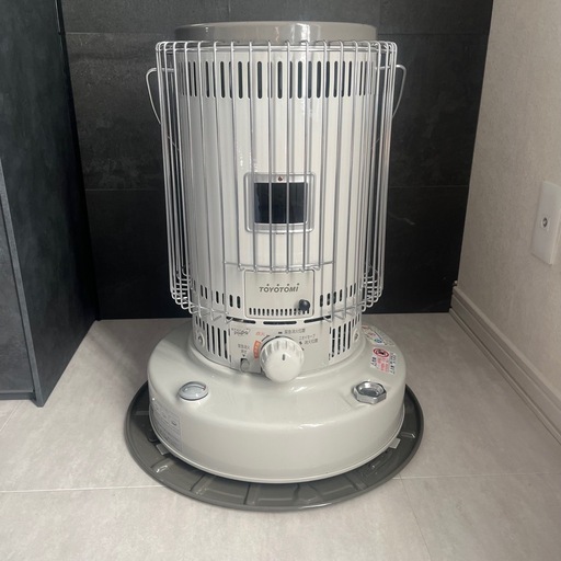 【屋外使用2回】トヨトミ対流型石油ストーブKS-67H（ホワイト）