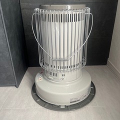 【屋外使用2回】トヨトミ対流型石油ストーブKS-67H（ホワイト）の画像