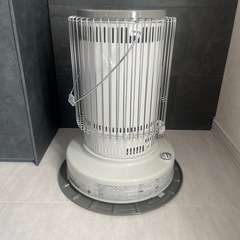 【屋外使用2回】トヨトミ対流型石油ストーブKS-67H（ホワイト）の画像